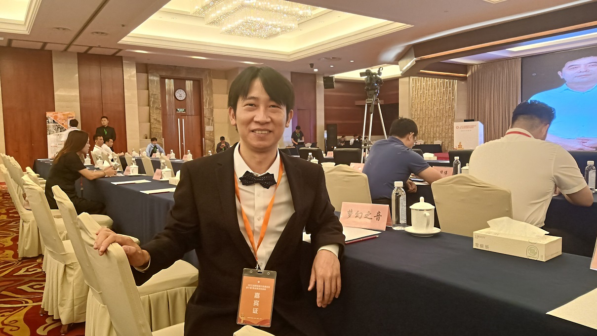 中国企业联合会副理事长于武，给“梦幻之音”董事长毛红波颁奖