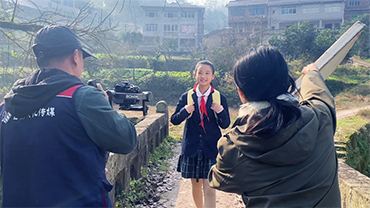 聂渝鑫在毛红波老家忠县外坝小桥 聂渝鑫在毛红波老家忠县外坝小桥