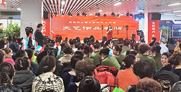 2026中国大美乡村（重庆）春晚为期5天的节目展演，每天人山人海。毛红波现场演唱主题曲《大美乡村》