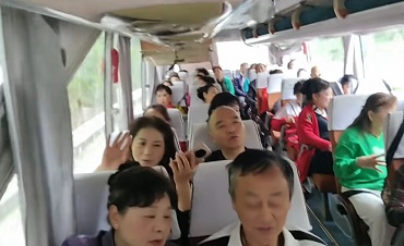 大巴车上齐唱《大美乡村》