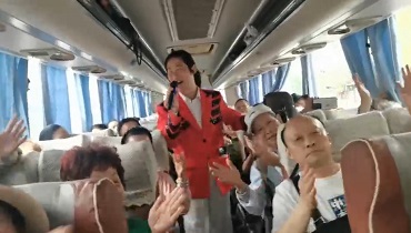 毛红波在大巴车上与演员们齐唱《大美乡村》