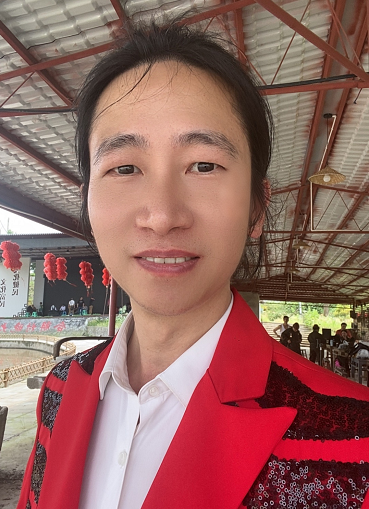 毛红波在合解村晚大舞台现场