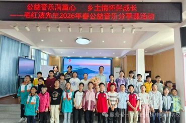 师生亲切合影留恋