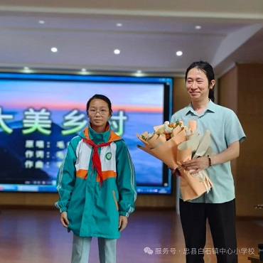 母校学生代表为毛红波老师献上鲜花